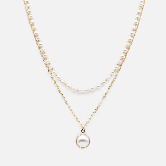 Double chain necklace with synthetic pearl pendant in its golden ring