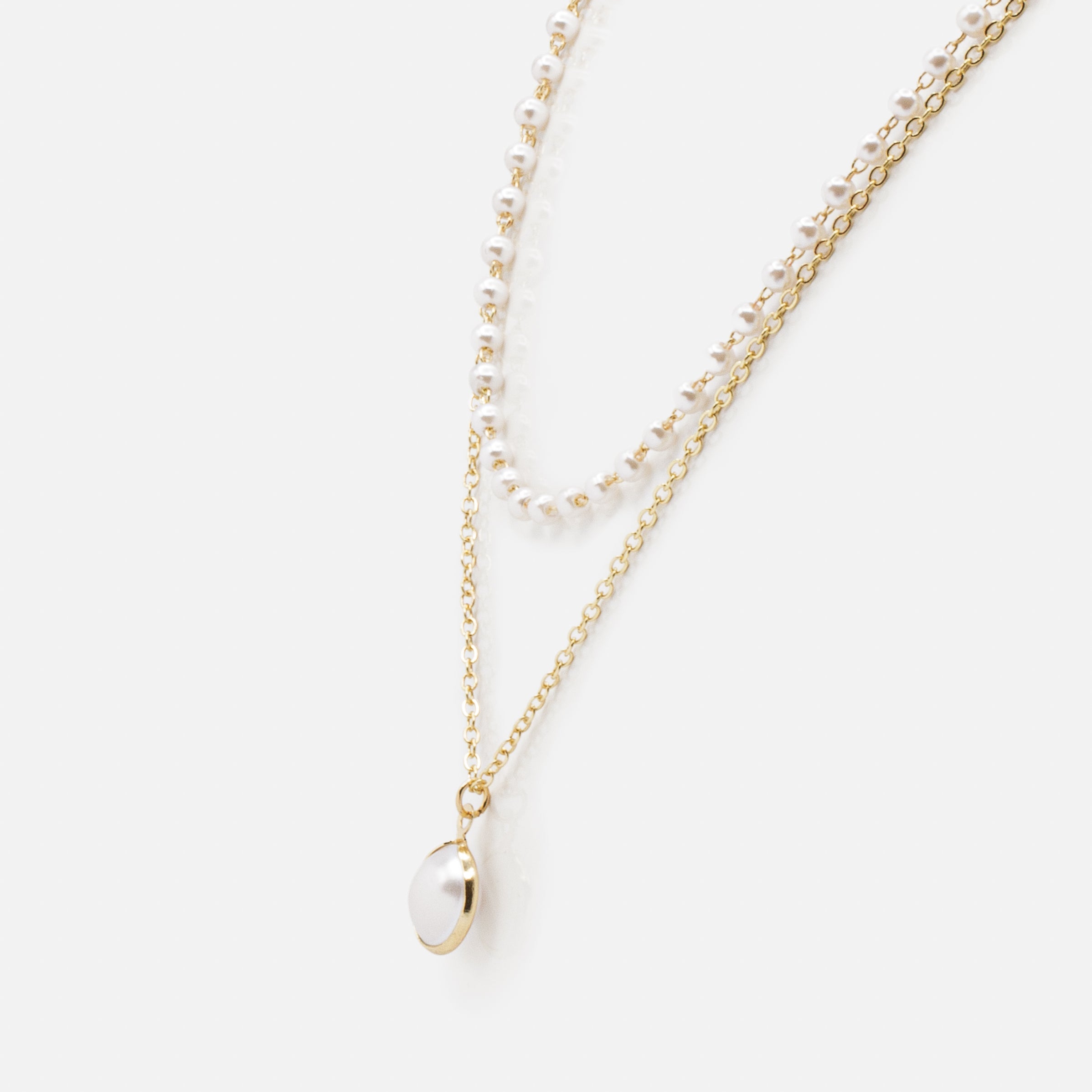 Double chain necklace with synthetic pearl pendant in its golden ring