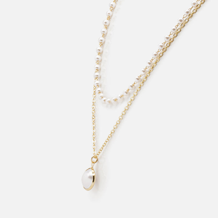 Double chain necklace with synthetic pearl pendant in its golden ring
