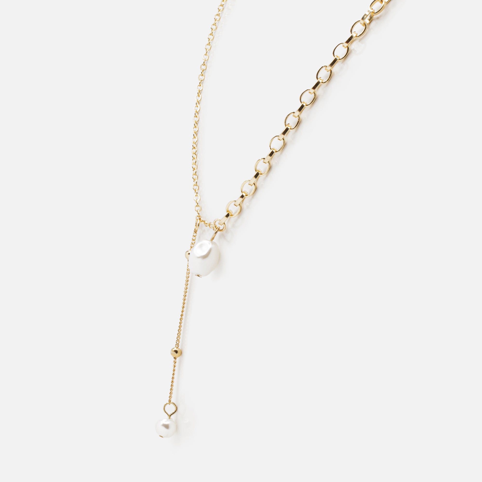 Gold necklace with cable links in two ways and asymmetrical pearl pendants