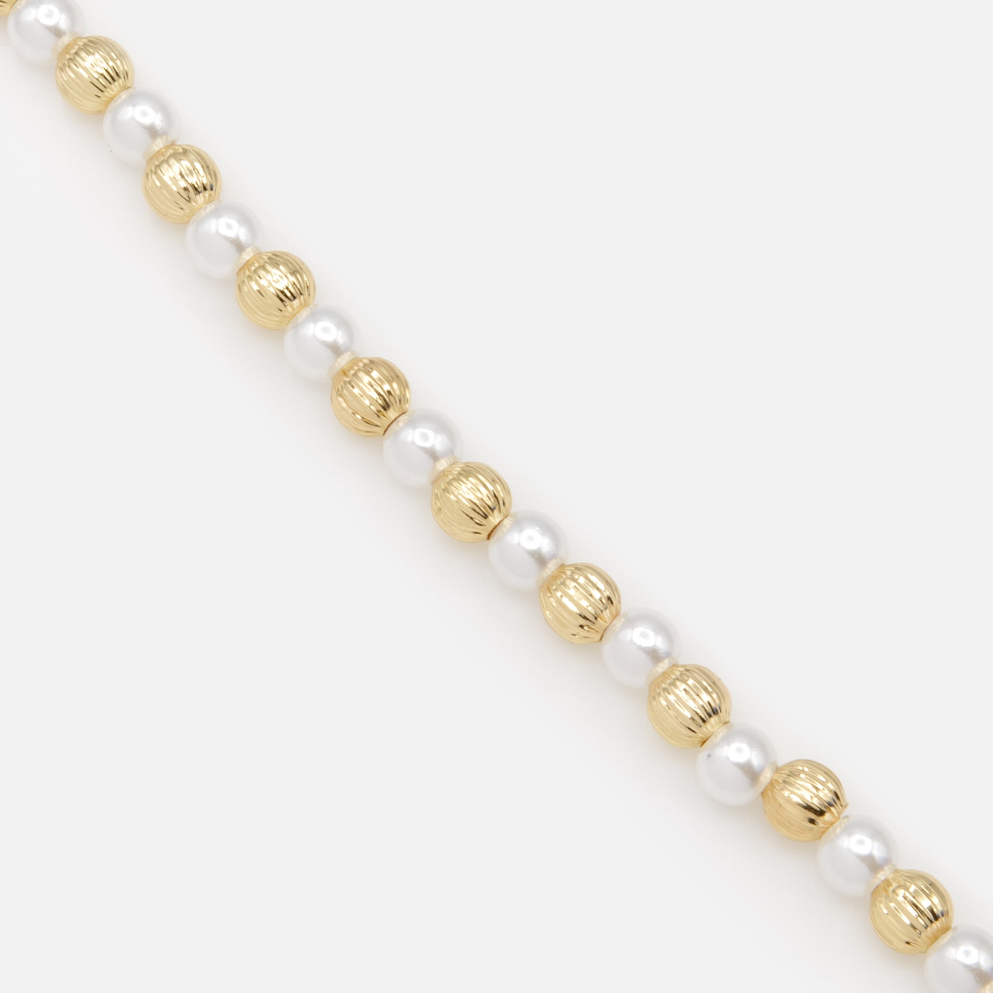 Pearl and ball bracelet with golden grooves