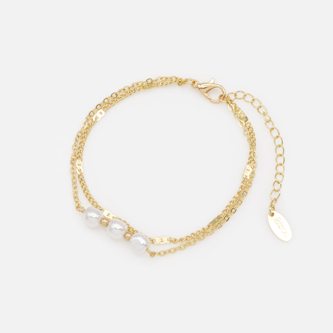 Golden double chain bracelet with pearls and flat inserts