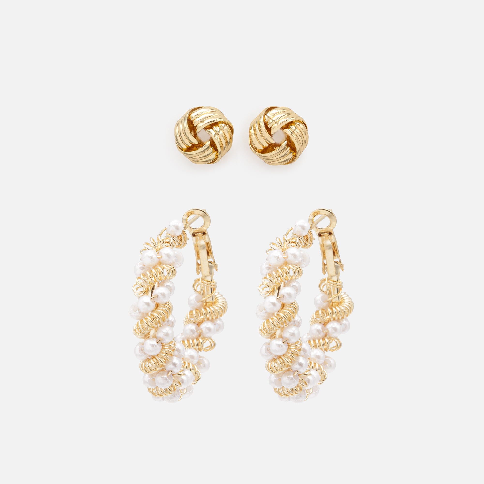 Duo of knot earrings and gold twisted rings with pearls