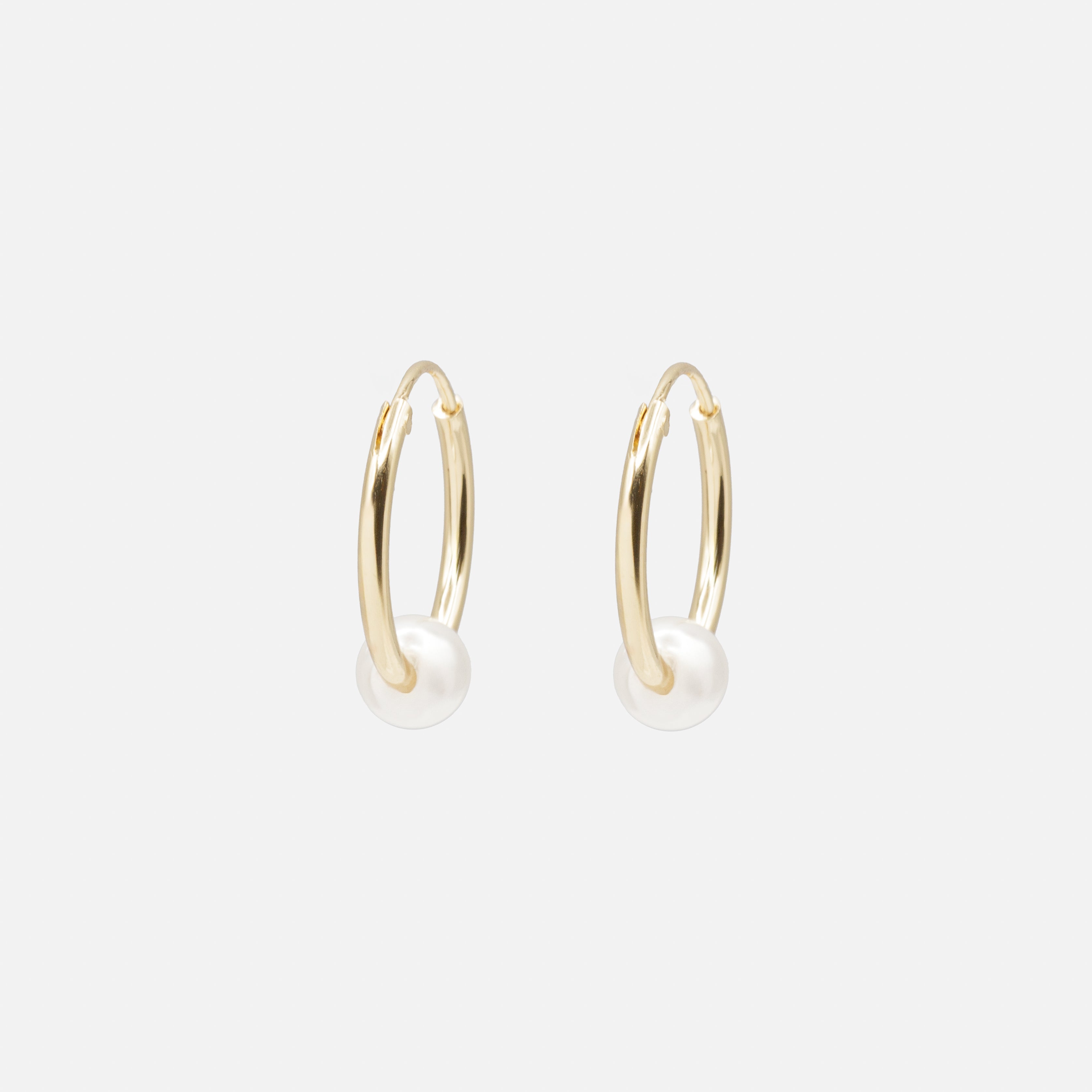 Boucles d'oreilles anneaux dorés avec perle