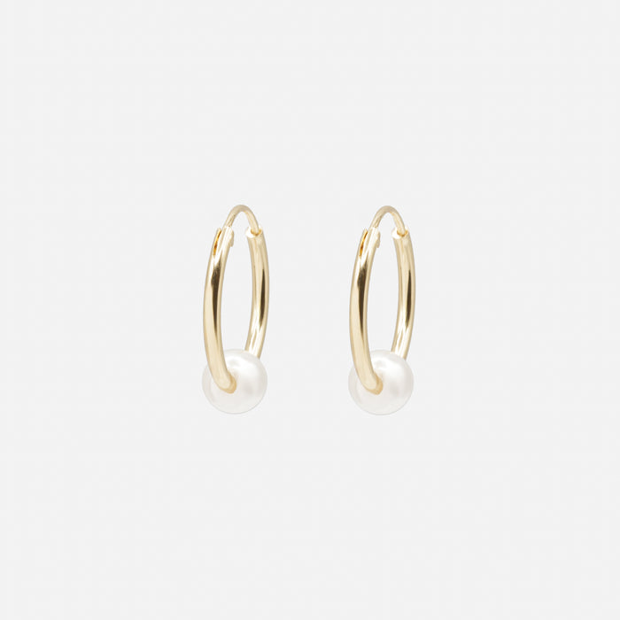 Boucles d'oreilles anneaux dorés avec perle