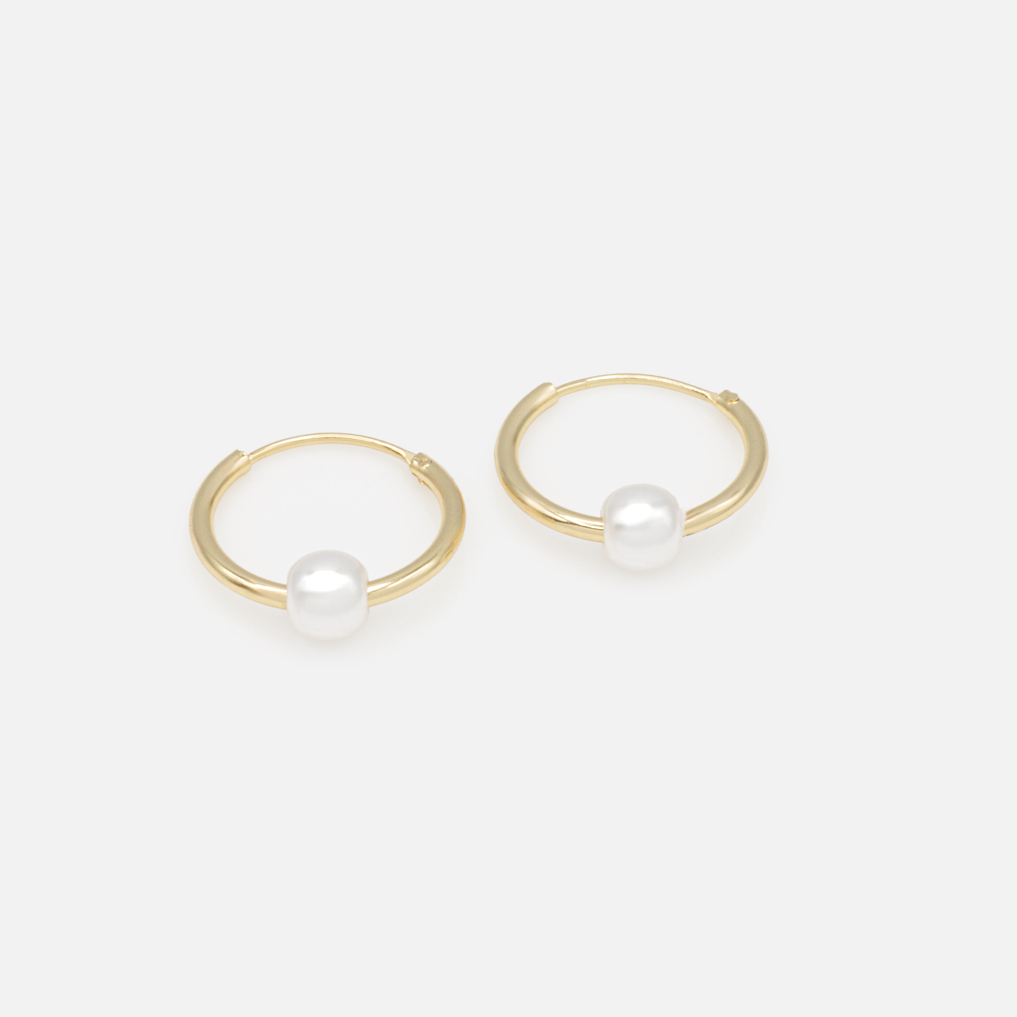 Boucles d'oreilles anneaux dorés avec perle