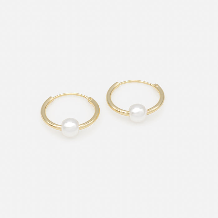 Boucles d'oreilles anneaux dorés avec perle