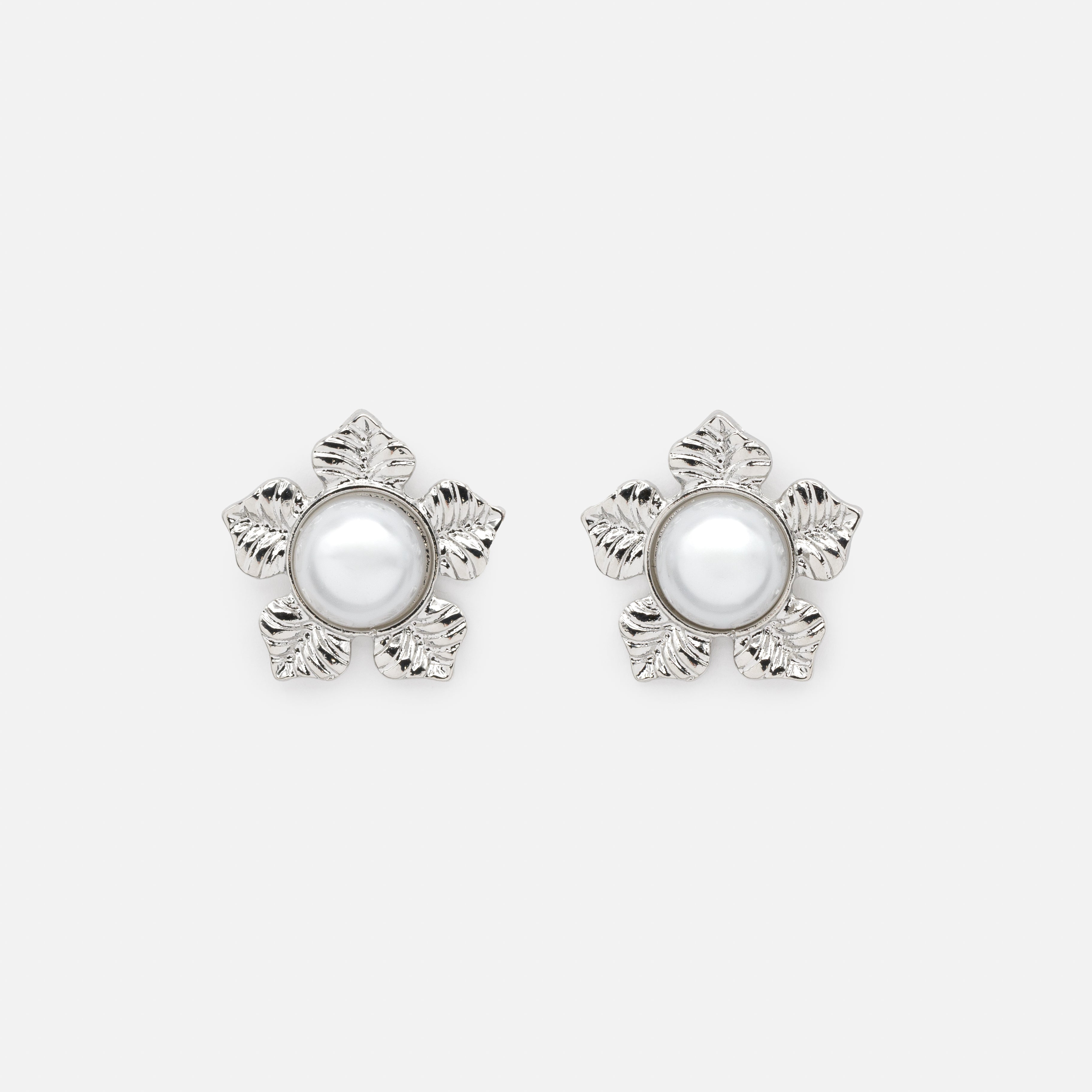 Boucles d'oreilles perles et pétales argentés
