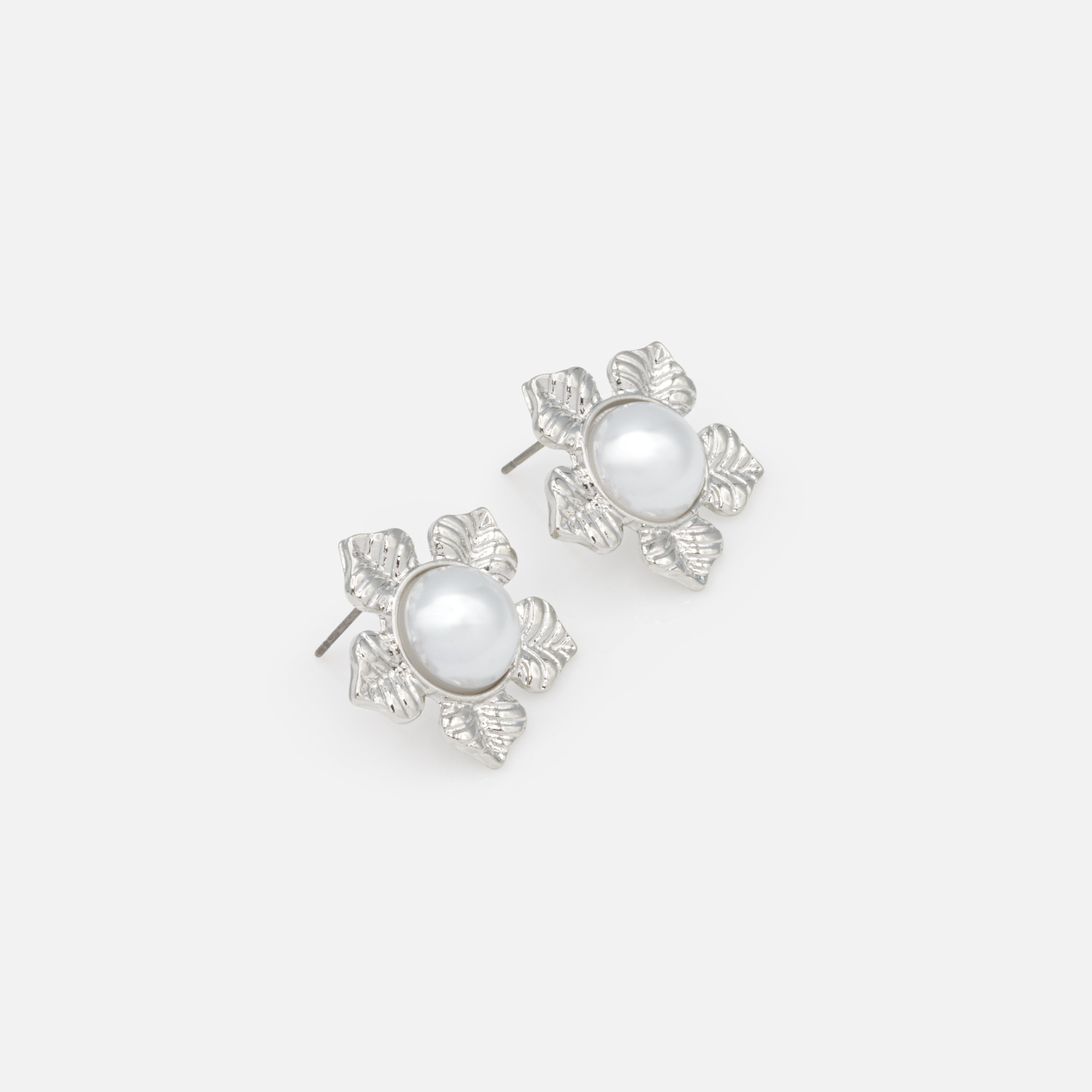 Boucles d'oreilles perles et pétales argentés