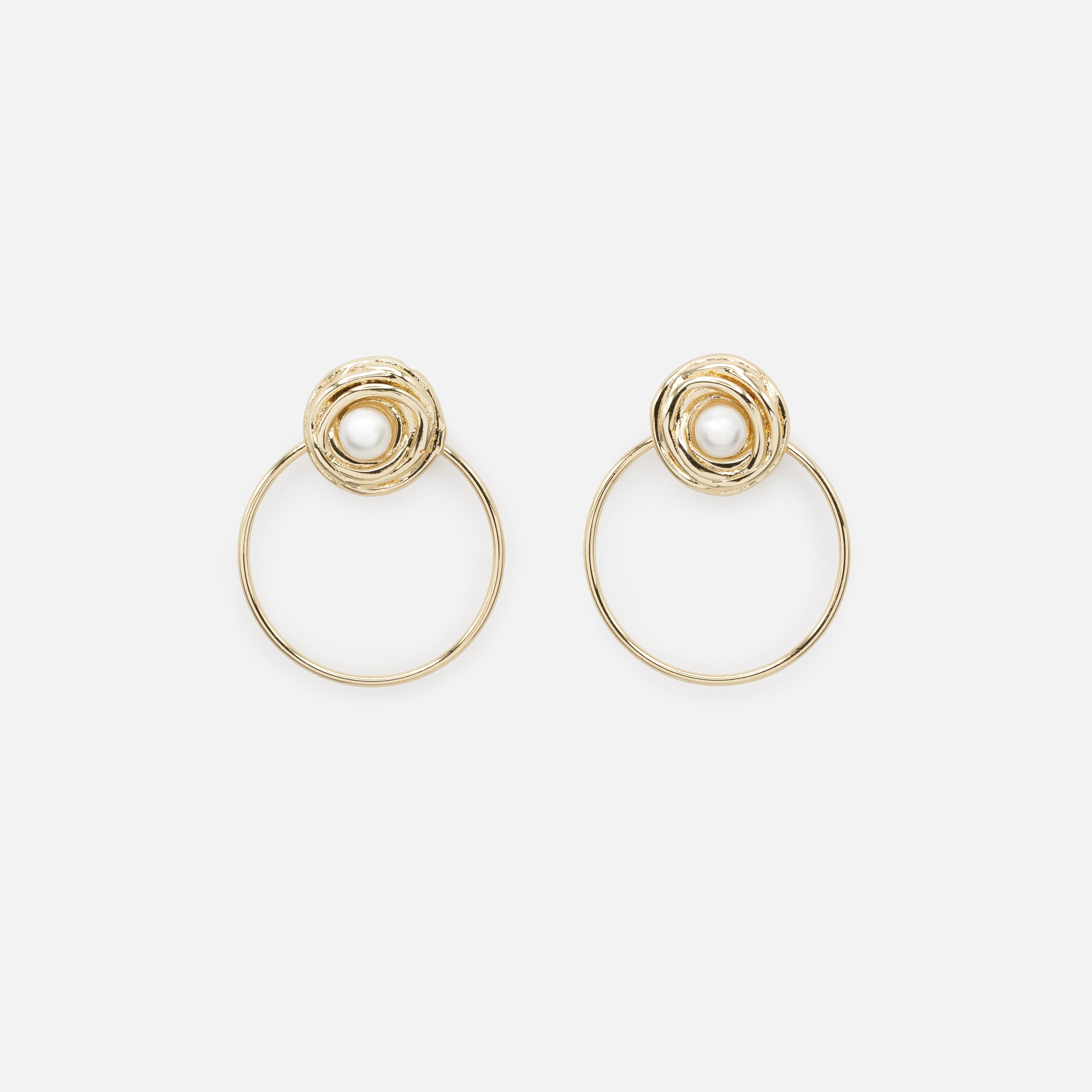 Boucles d'oreilles anneaux avec perle délicate dans son nid doré