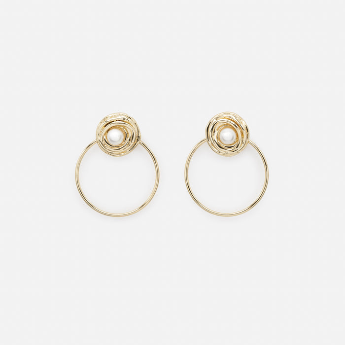 Boucles d'oreilles anneaux avec perle délicate dans son nid doré