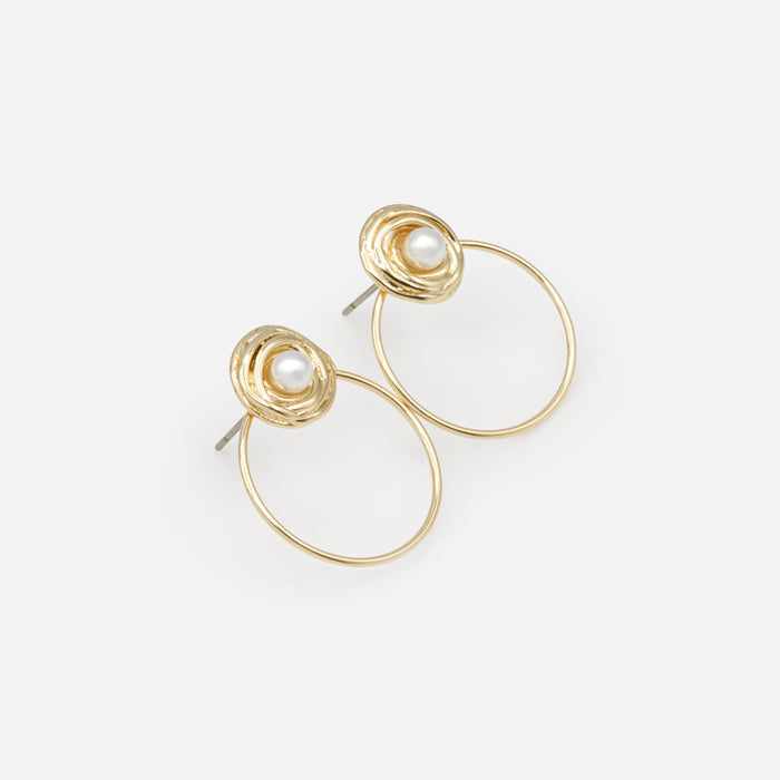 Boucles d'oreilles anneaux avec perle délicate dans son nid doré