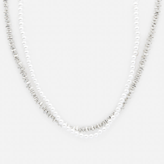 Collier double rang avec billes triangulaires argentées et rang de perles