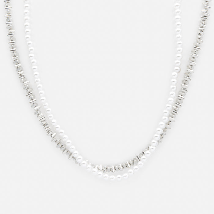 Collier double rang avec billes triangulaires argentées et rang de perles
