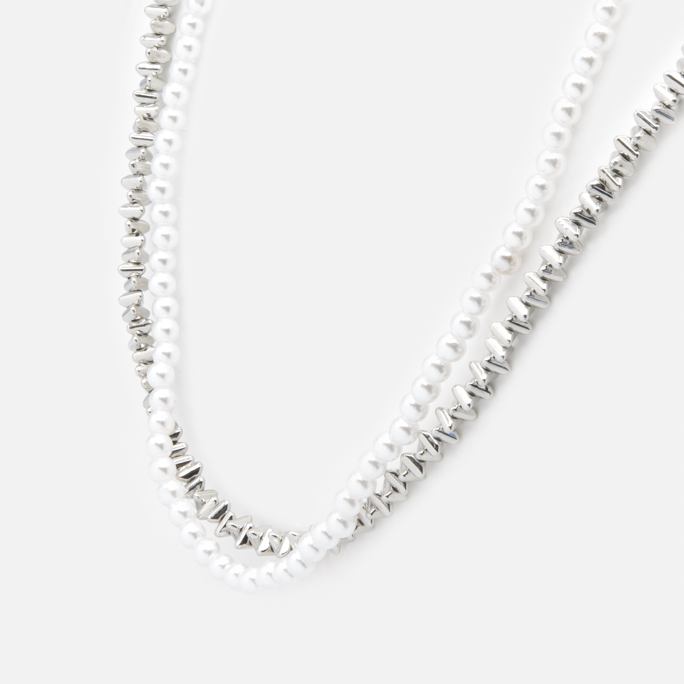 Collier double rang avec billes triangulaires argentées et rang de perles