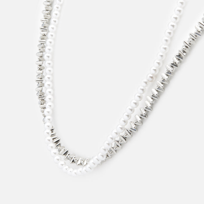 Collier double rang avec billes triangulaires argentées et rang de perles