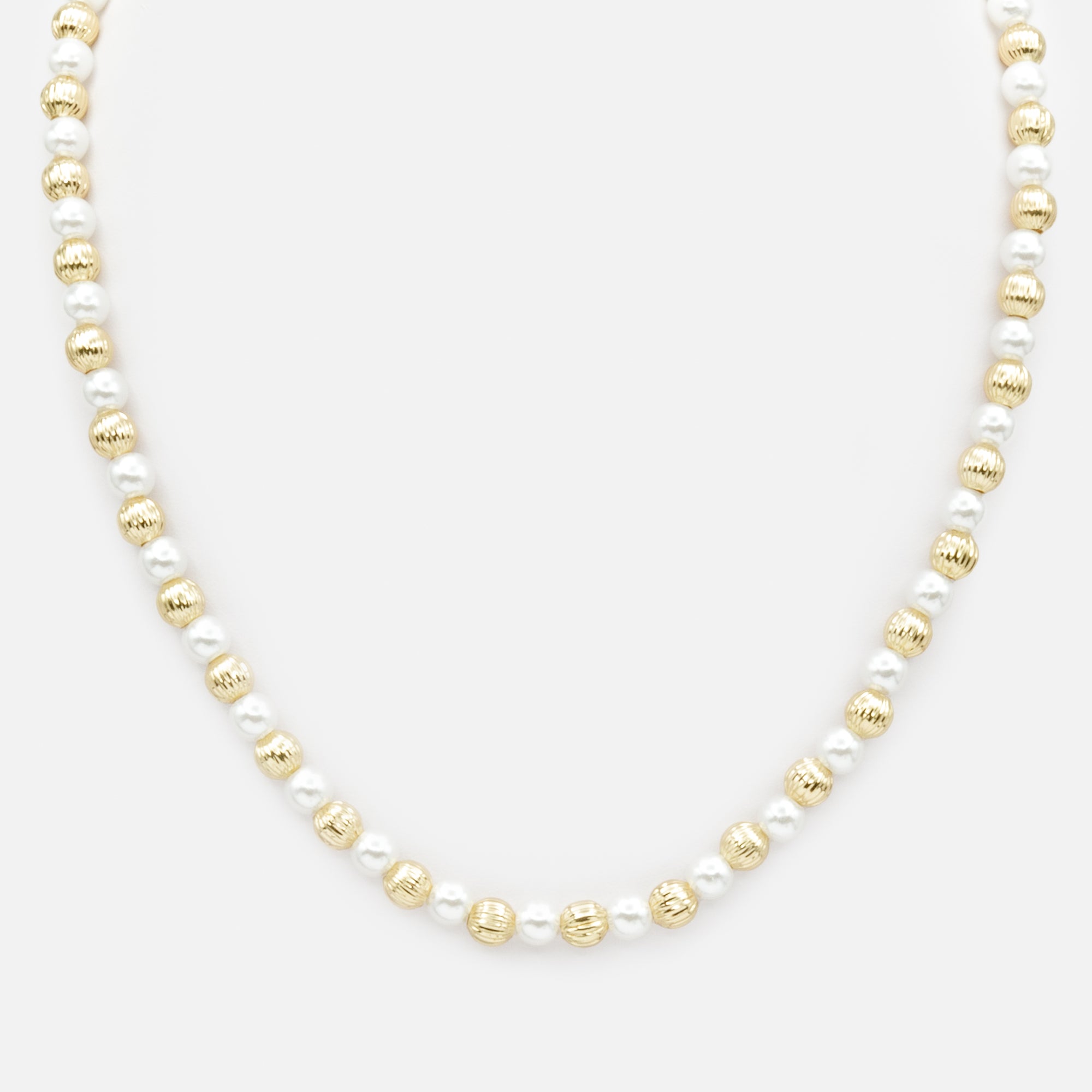 Collier court perles et billes dorées avec rainures