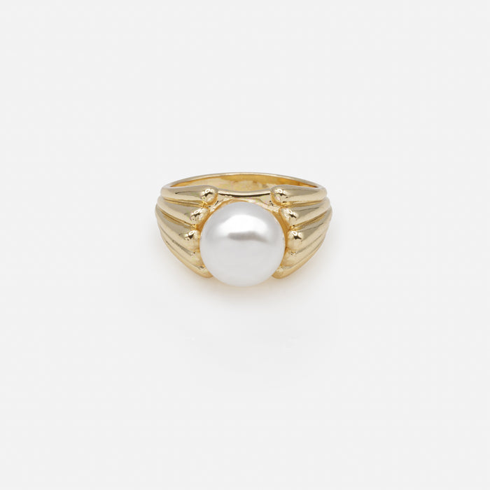 Bague dorée perle dans son coquillage