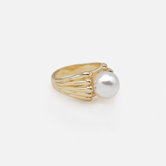 Bague dorée perle dans son coquillage
