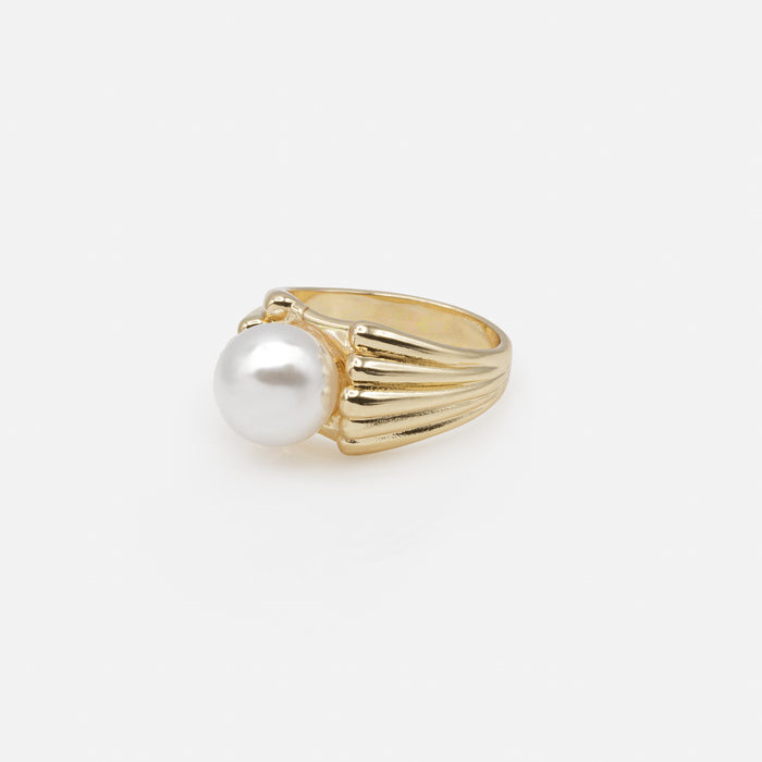Bague dorée perle dans son coquillage