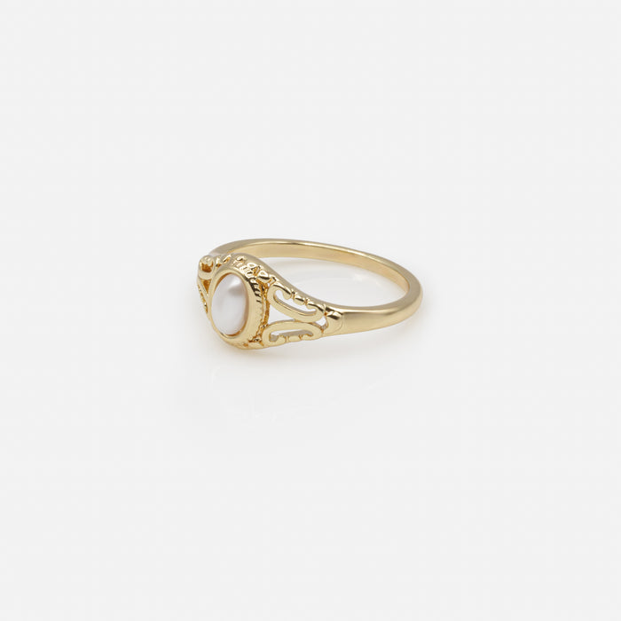 Bague dorée perle ovale d'autrefois