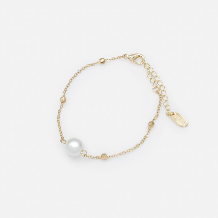 Bracelet doré avec fines billes et perle solitaire