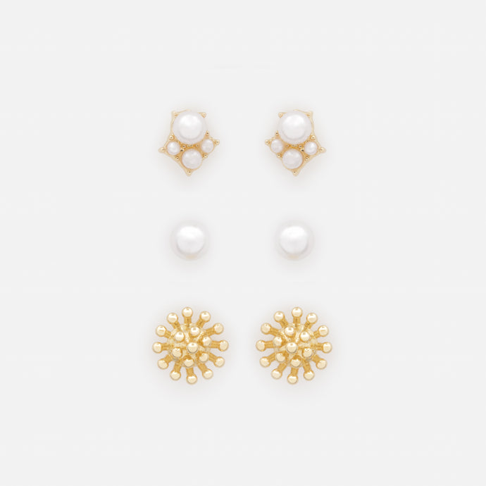 Trio de boucles d'oreilles dorées perles et fleurs