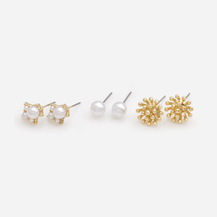 Trio de boucles d'oreilles dorées perles et fleurs