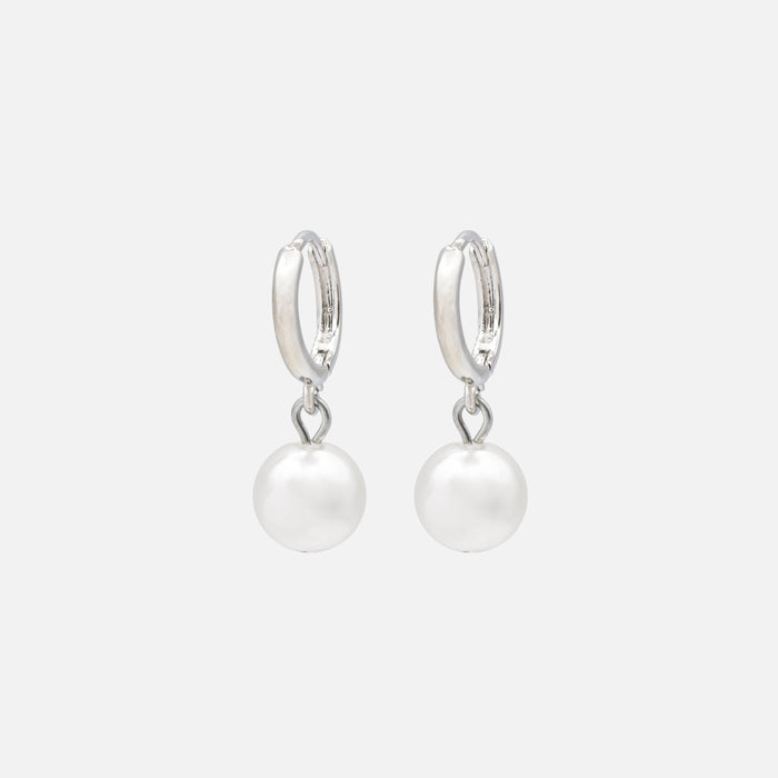 Boucles d'oreilles huggies argentées avec breloque perle