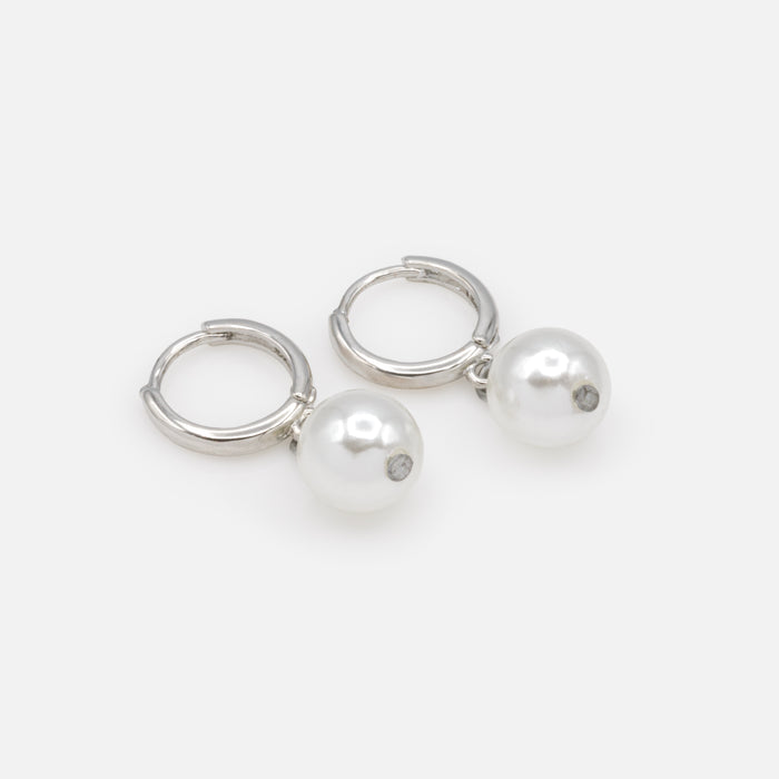 Boucles d'oreilles huggies argentées avec breloque perle