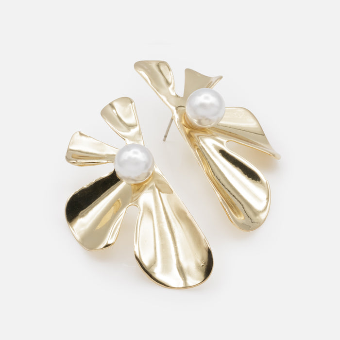 Boucles d'oreilles grandes fleurs dorées avec perle centrale