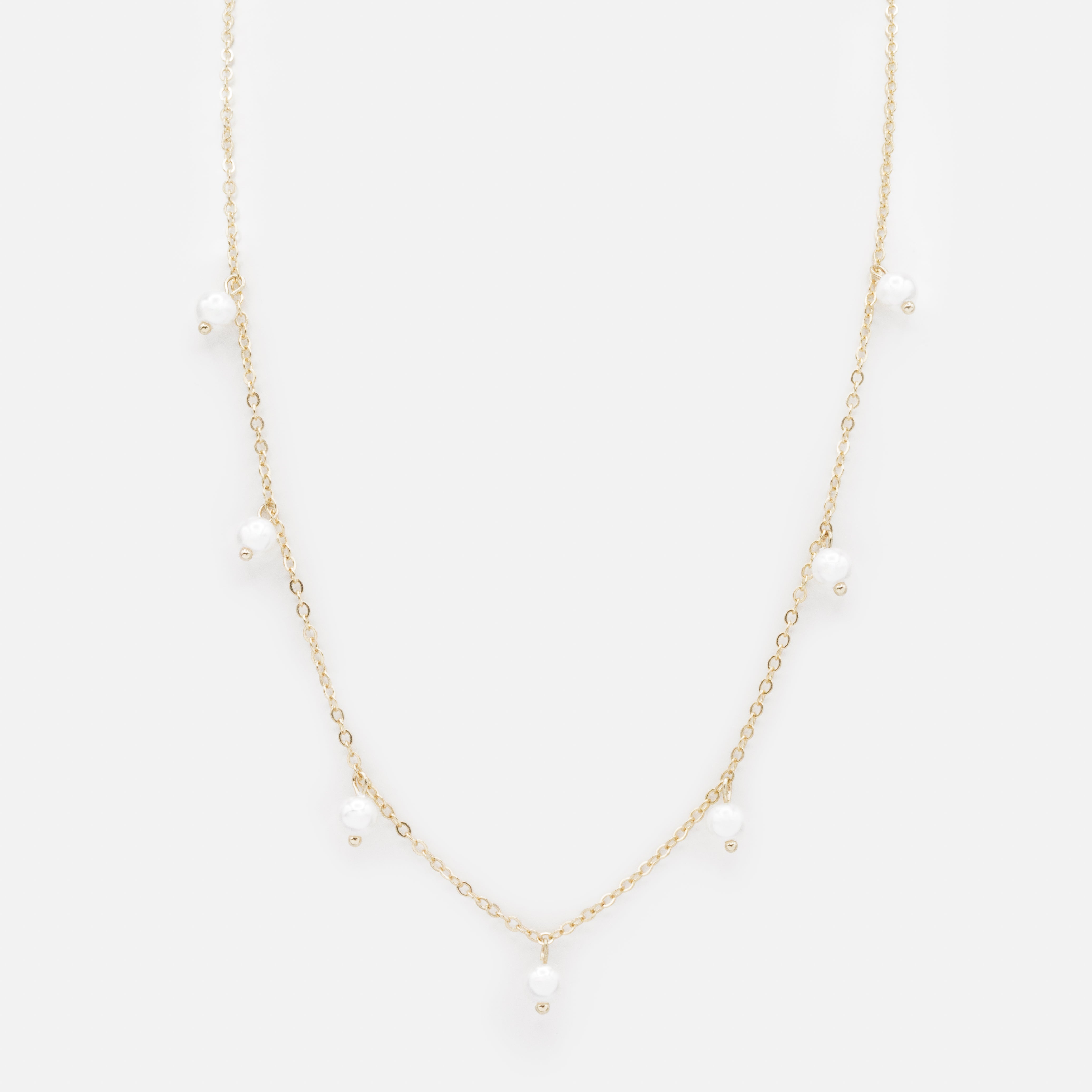 Collier doré avec breloques perles