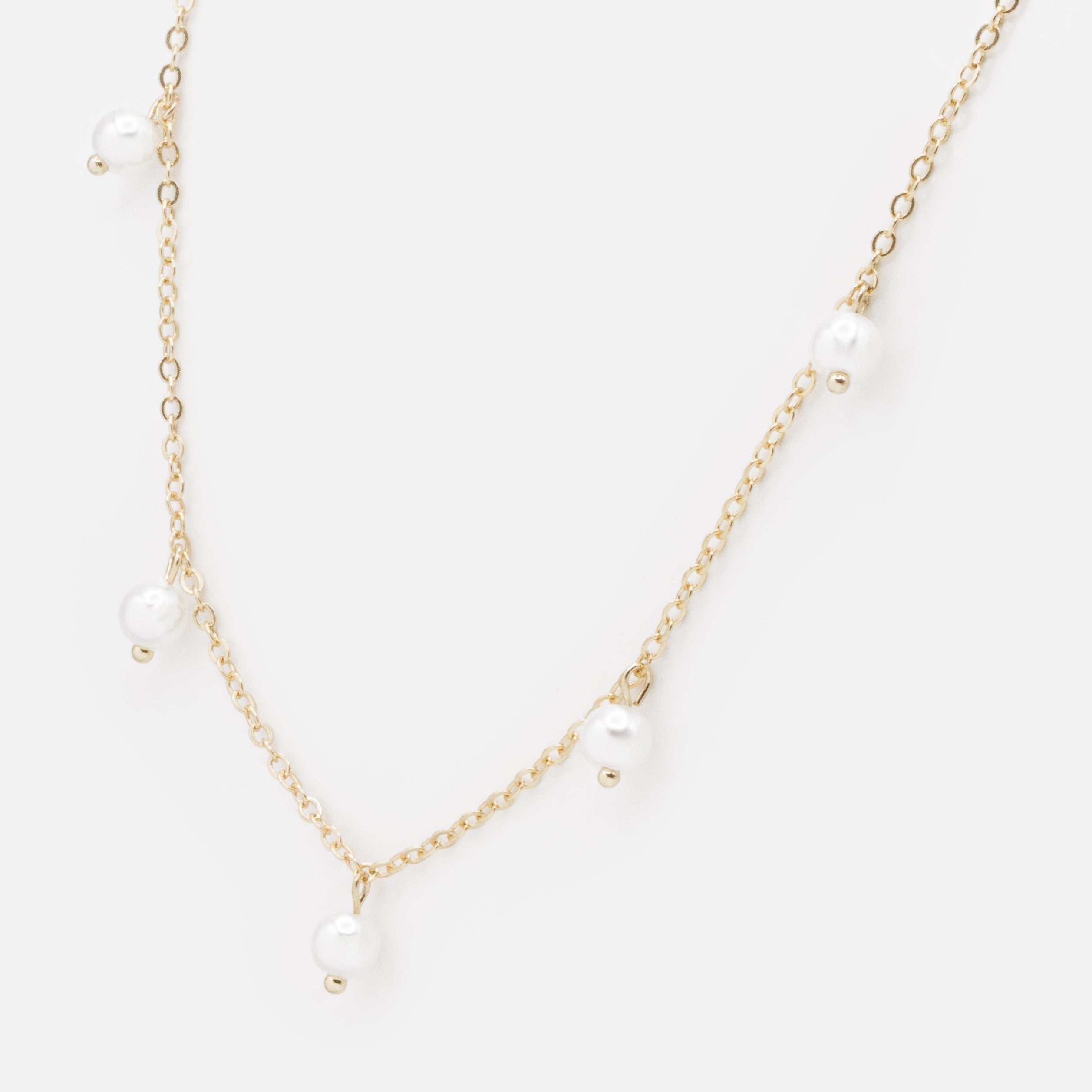 Collier doré avec breloques perles