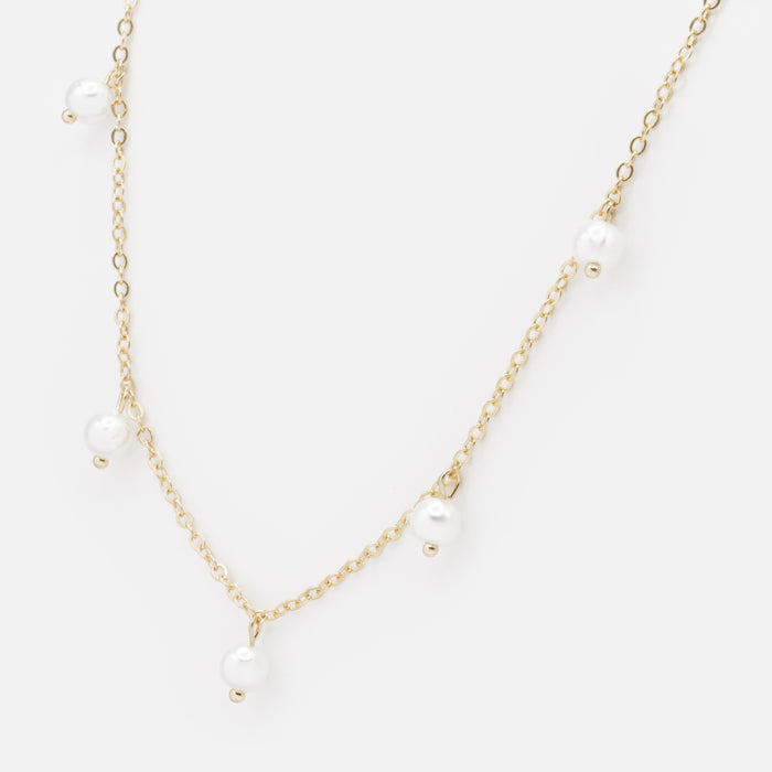 Collier doré avec breloques perles