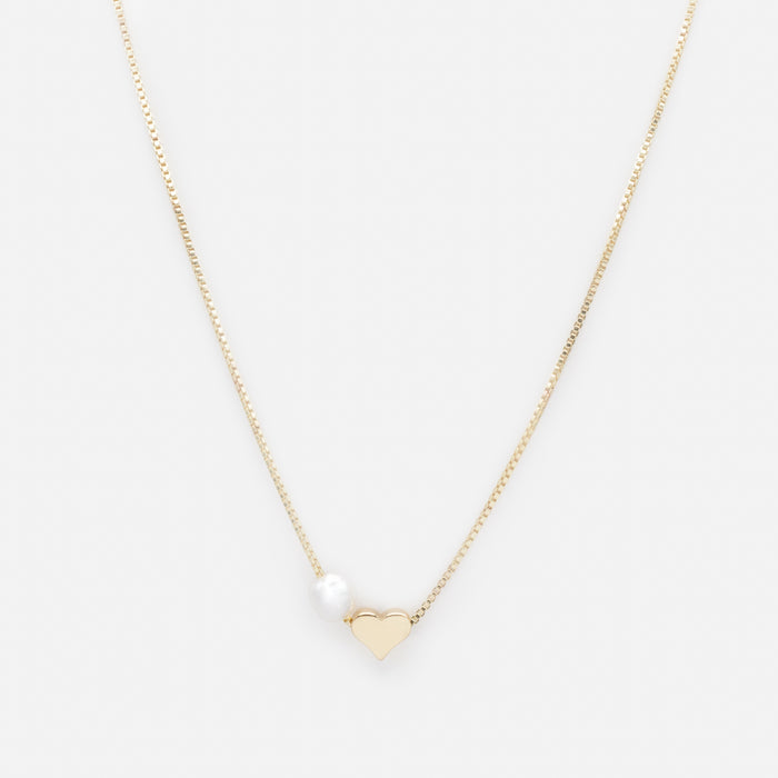 Collier doré avec perle et coeur