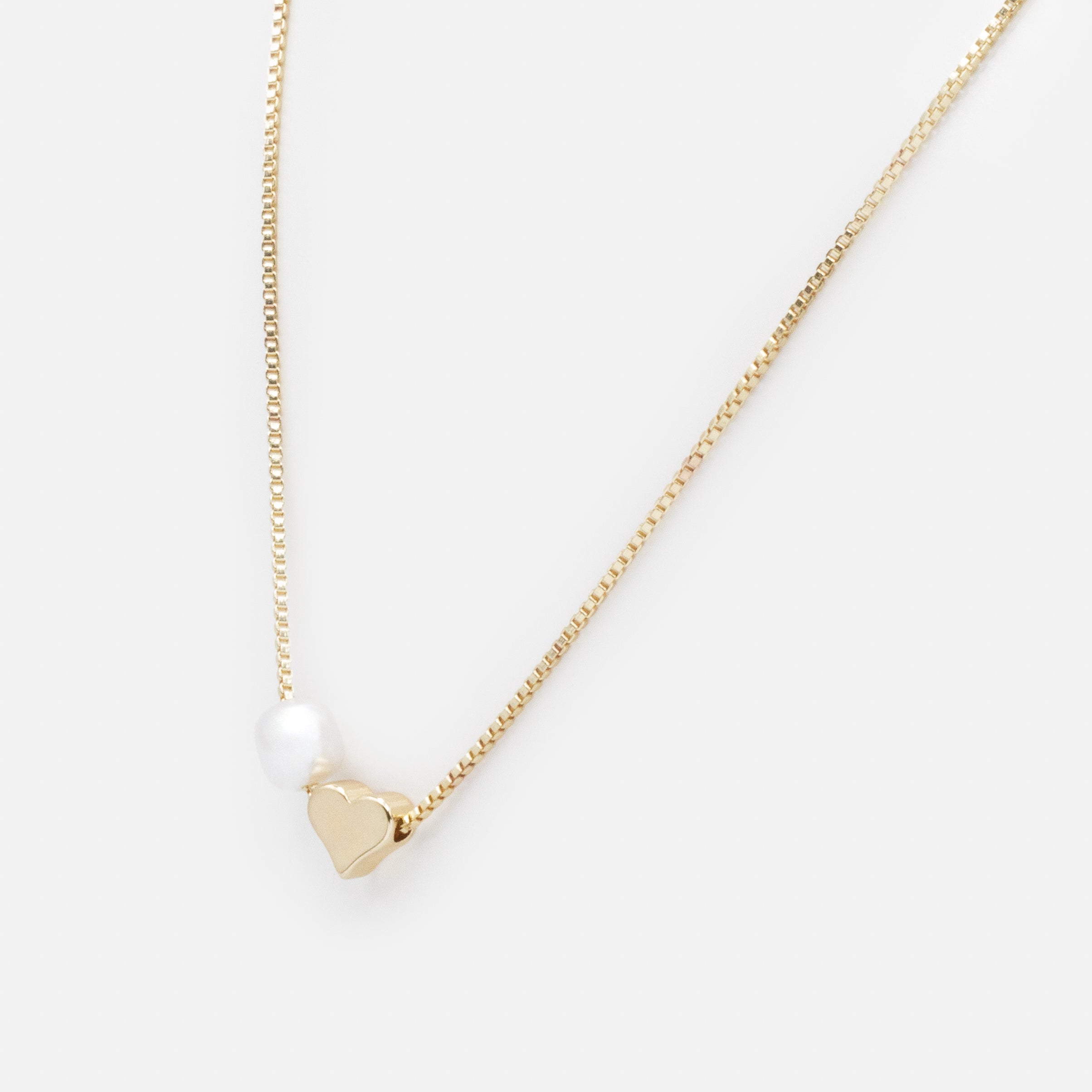 Collier doré avec perle et coeur