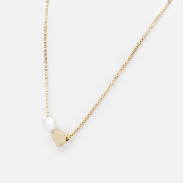 Collier doré avec perle et coeur