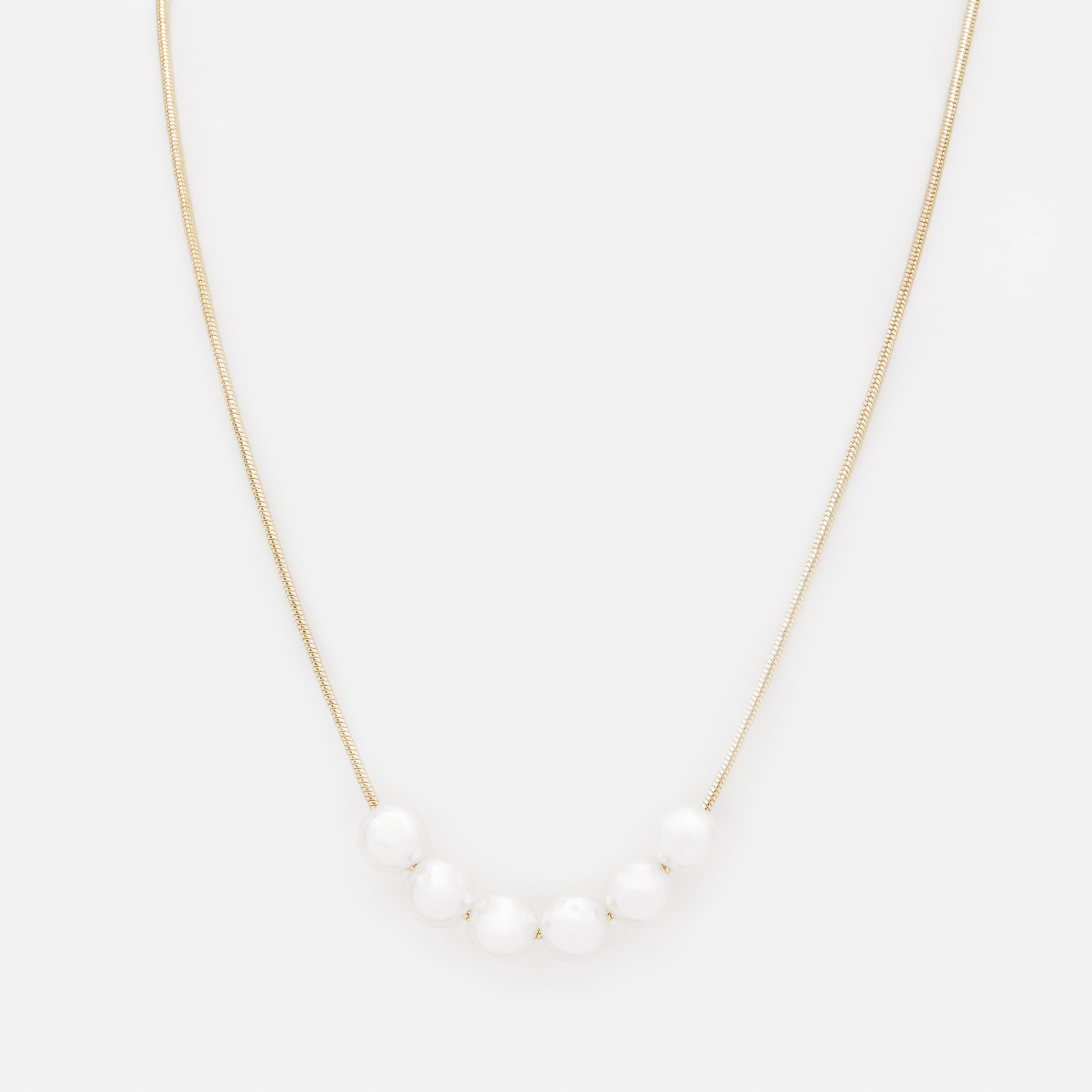 Collier doré avec ses perles rondes