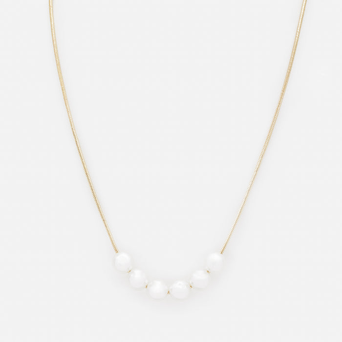 Collier doré avec ses perles rondes