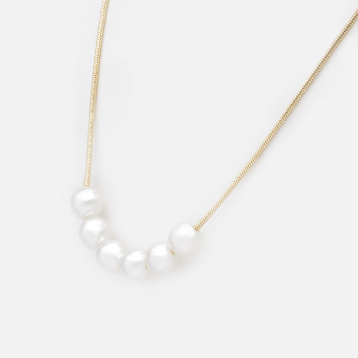 Collier doré avec ses perles rondes