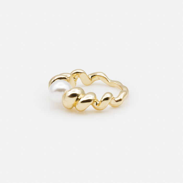 Bague dorée torsadée avec perle centrale