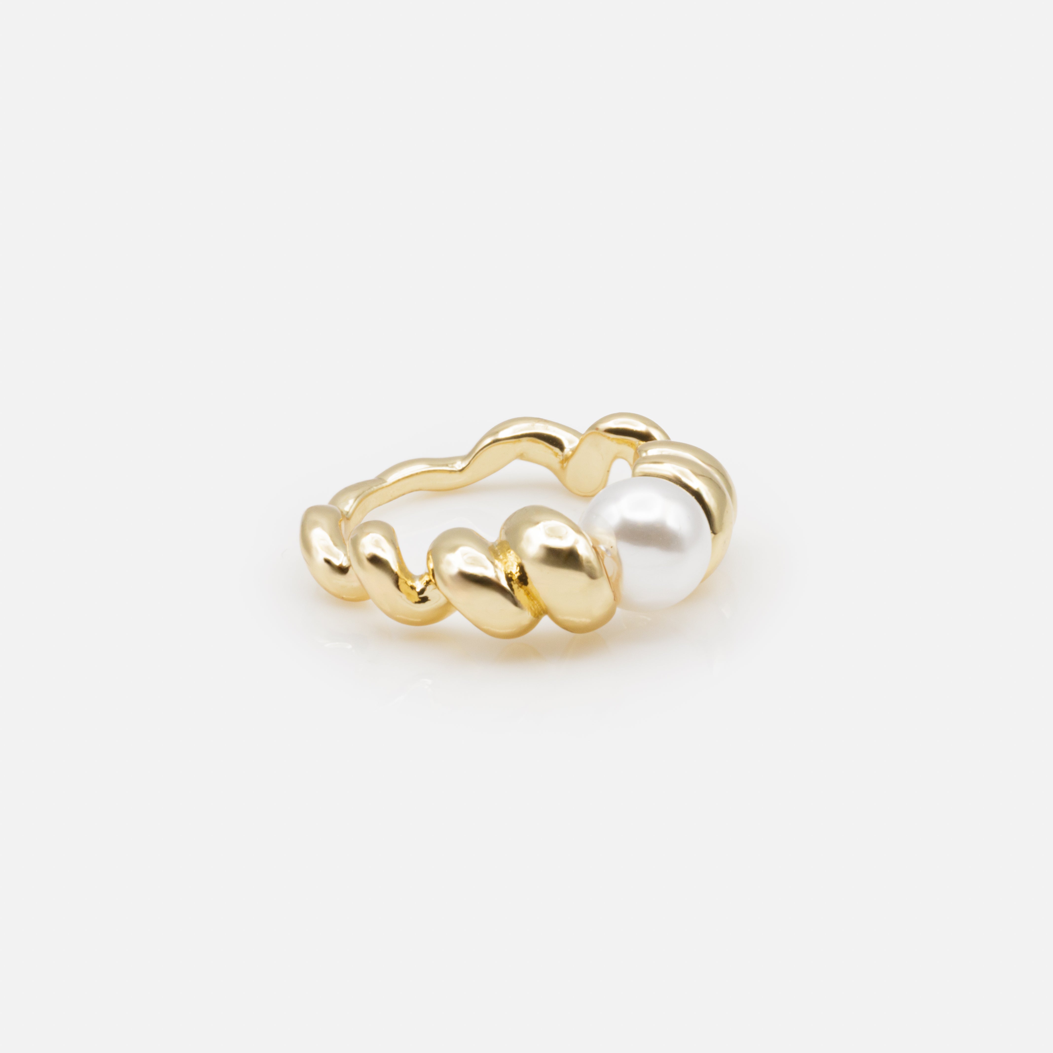 Bague dorée torsadée avec perle centrale