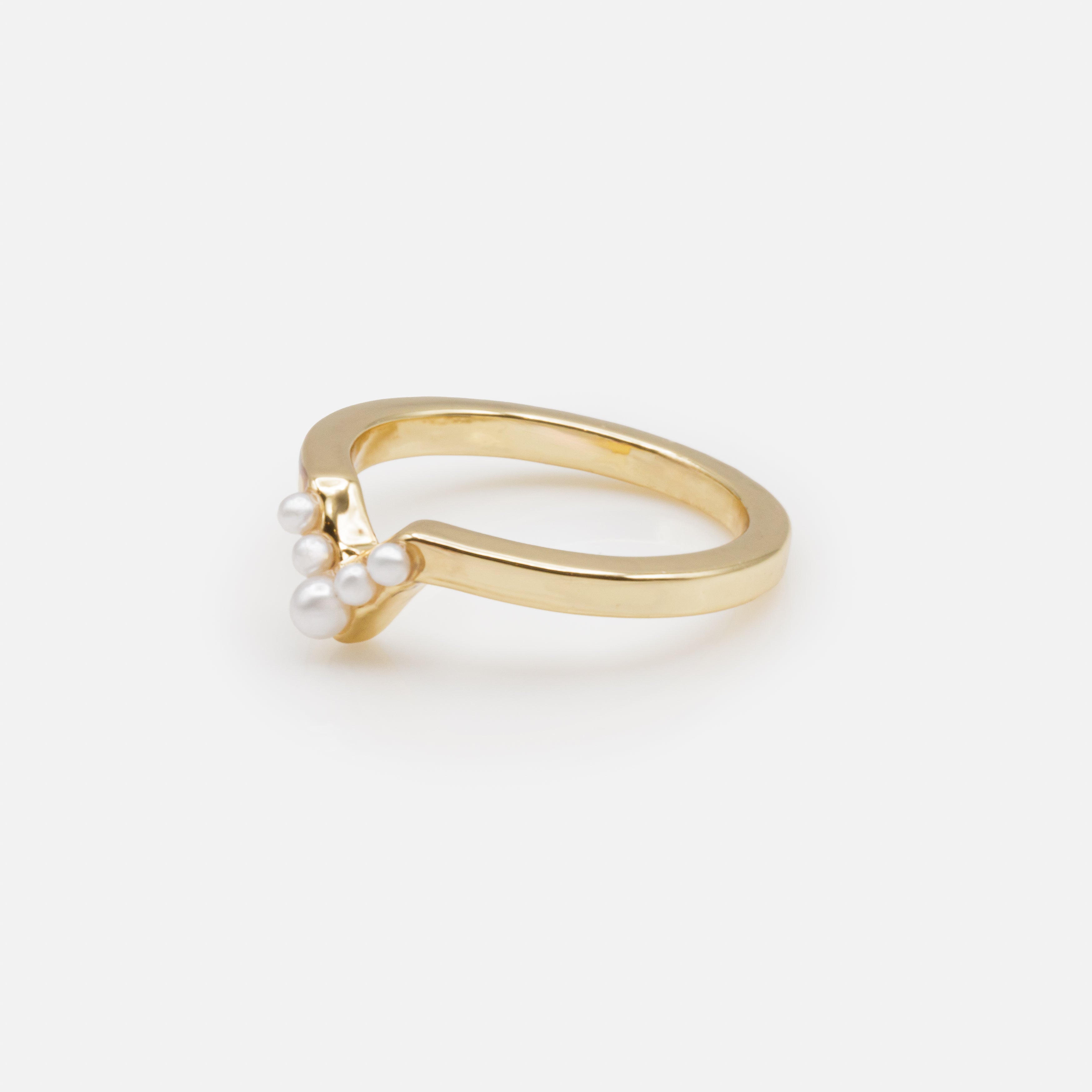 Bague dorée avec petites perles en "V"