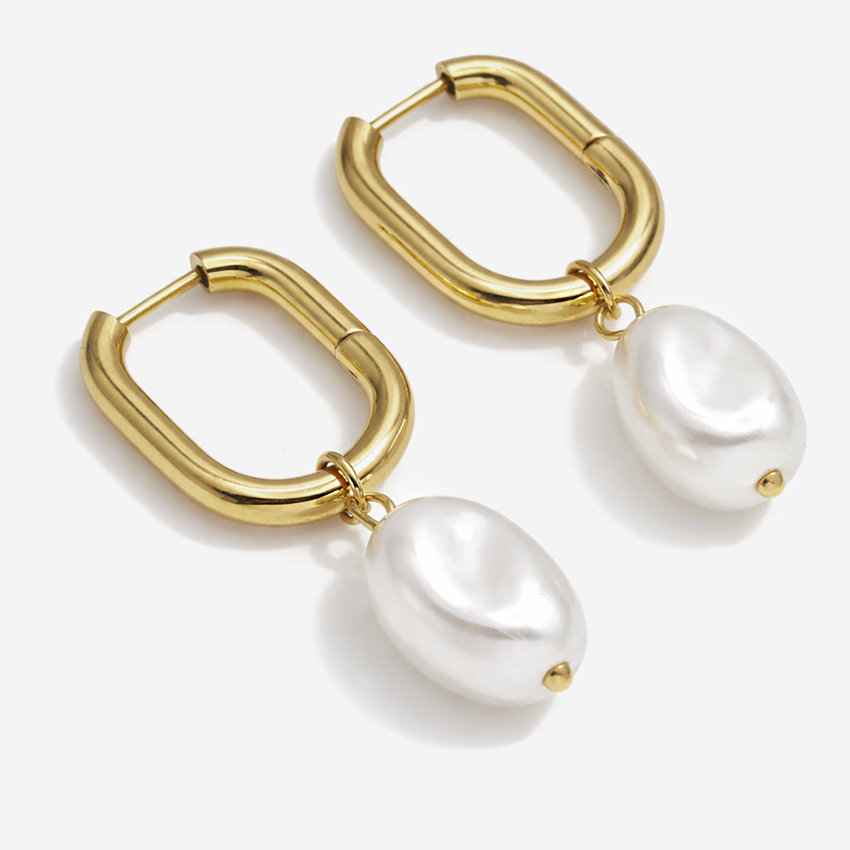 Oval gold hoop earrings with synthetic pearl