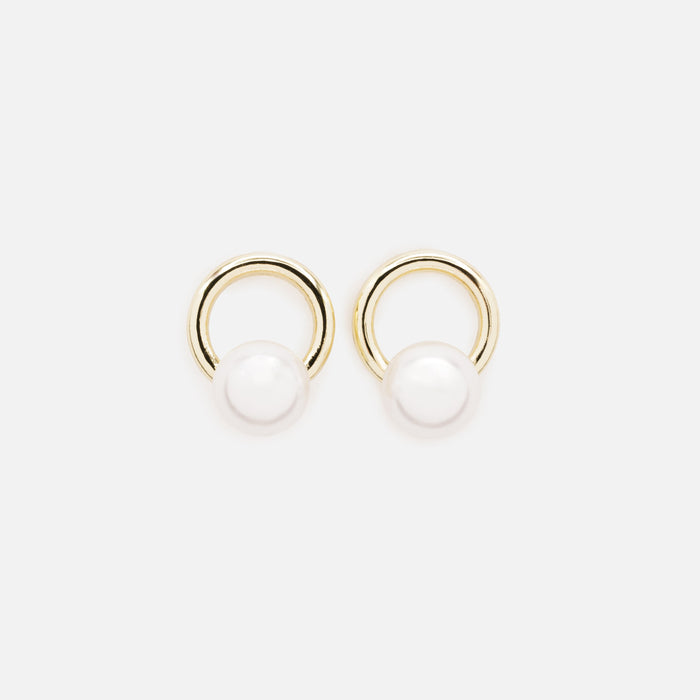 Gold-plated half-pearl earrings on a ring