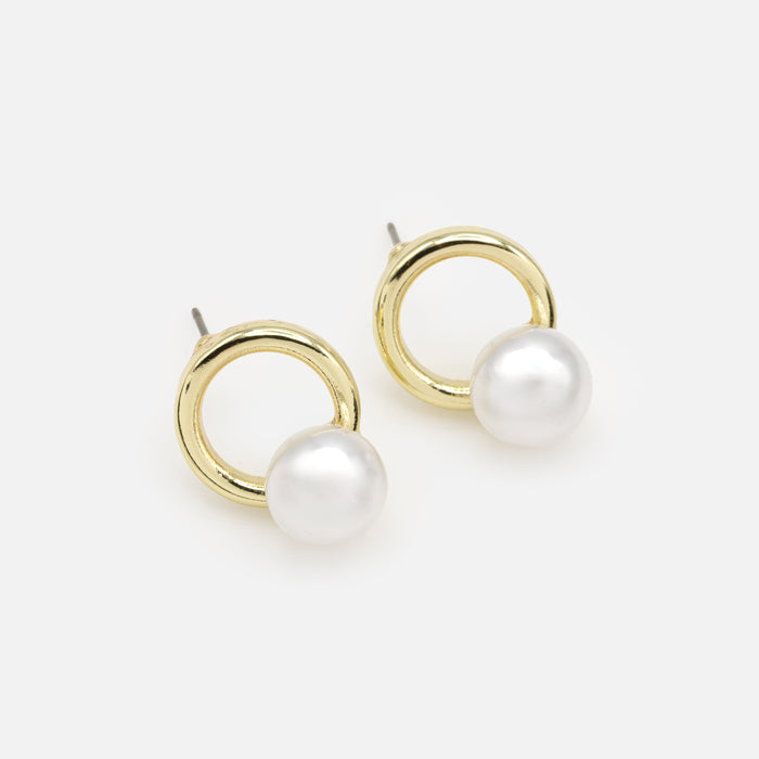 Gold-plated half-pearl earrings on a ring