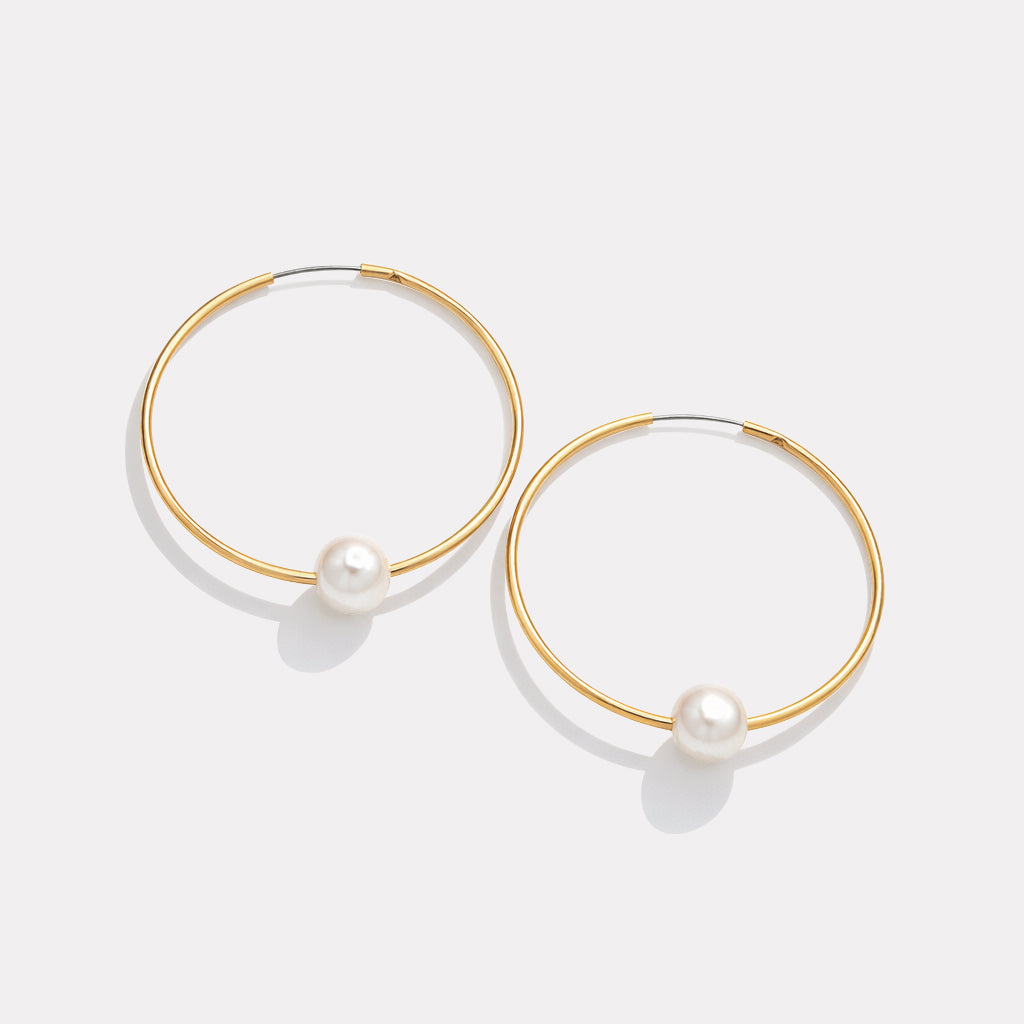 Boucles d'oreilles fins anneaux dorés avec perle ronde