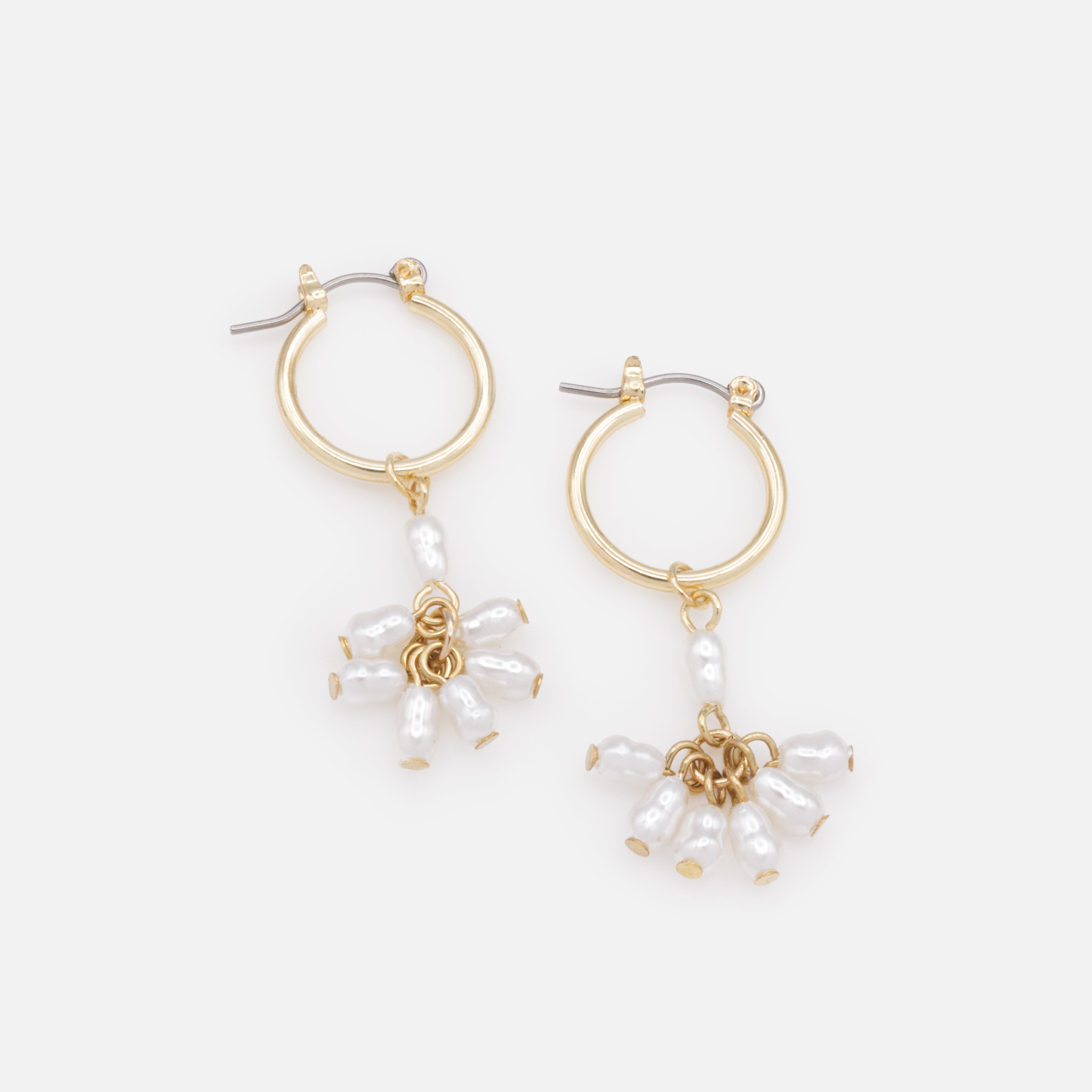 Boucles d'oreilles anneaux dorés longue breloque de perles