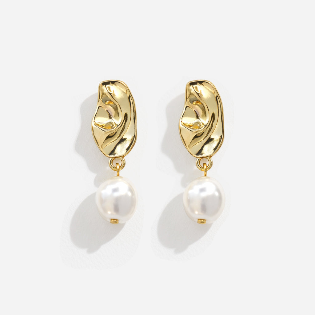 Boucles d'oreilles dorées froissés breloque perle