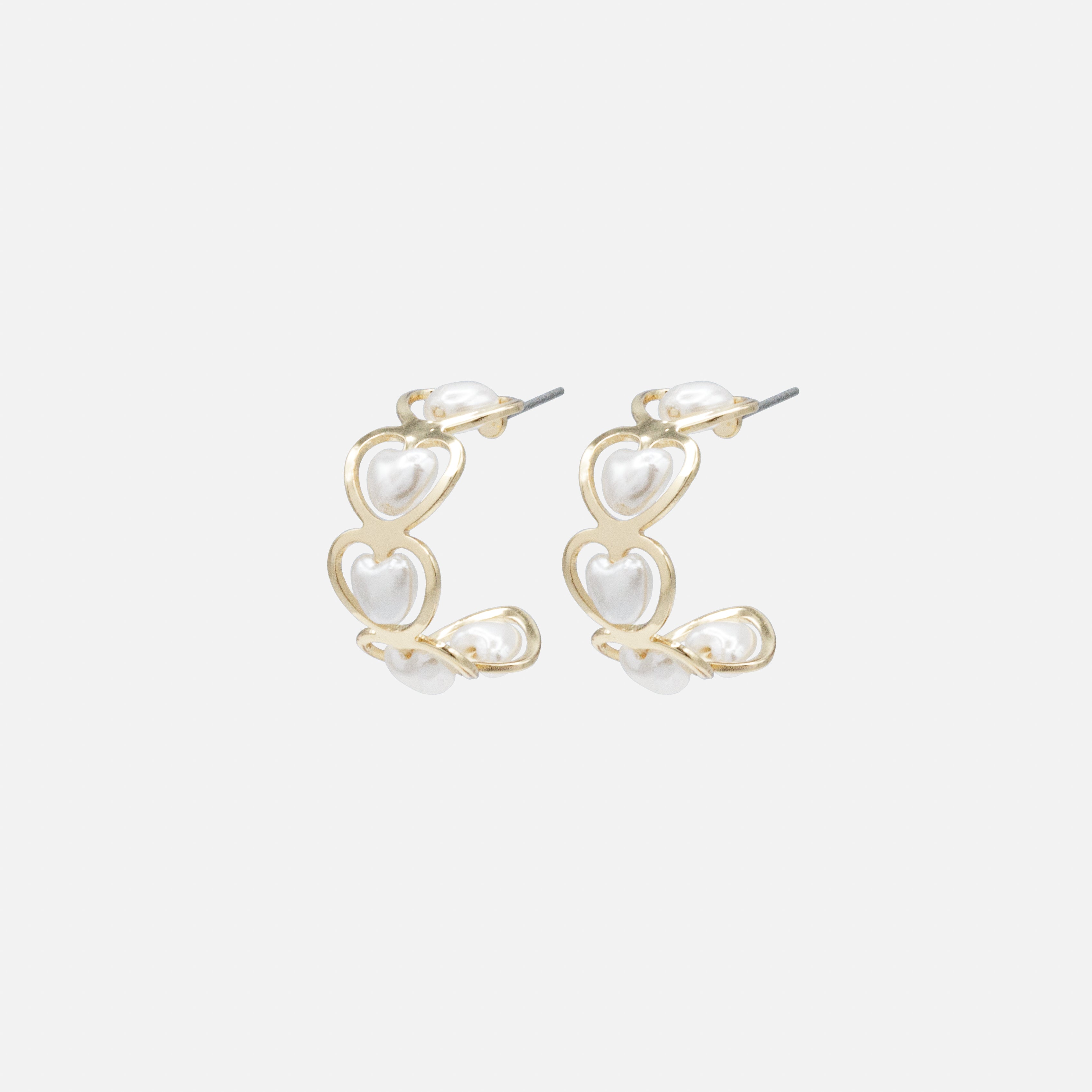 Boucles d'oreilles dorées demi-cercle avec perles en cœur